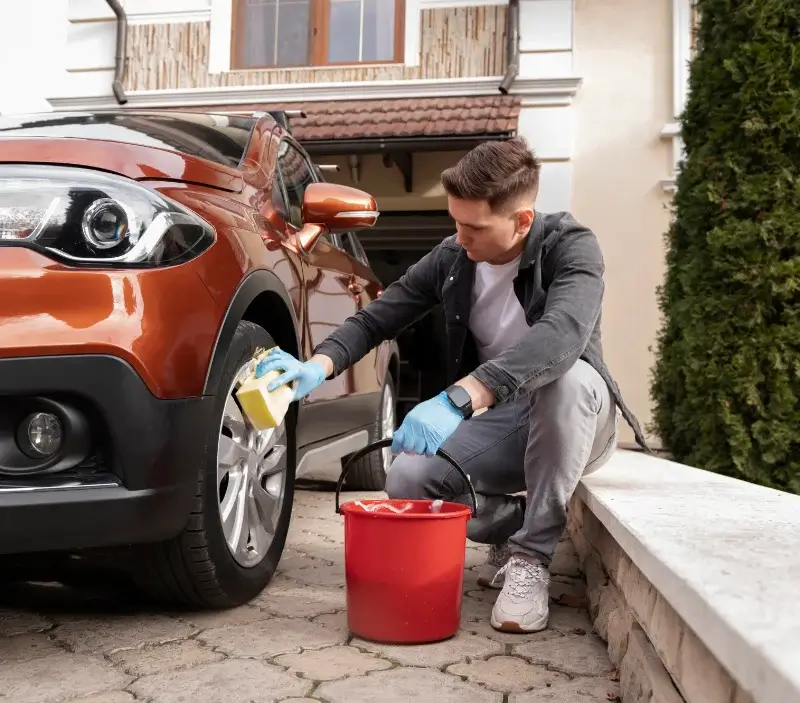 Lavage auto à domicile Châtillon-en-Vendelais : professionnel intervenant sur un véhicule